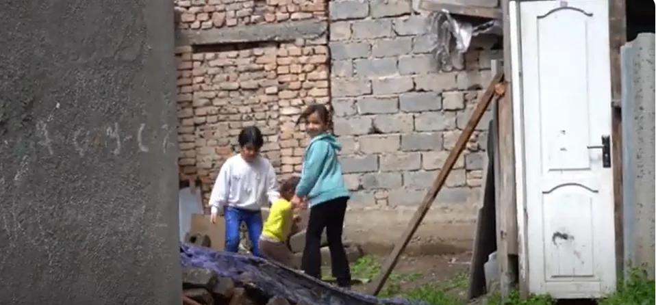 5 человек на 8 квадратах: как социальное жилье может помочь нуждающиеся семье